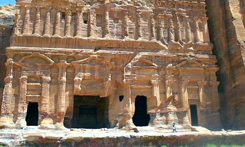 Nằm trên sườn núi Hor, phía Tây Nam Jordan,  "thành phố hoa hồng đỏ" Petra là một khu vực khảo cổ nổi tiếng với nhiều bức tượng được tạc trên vách đá.